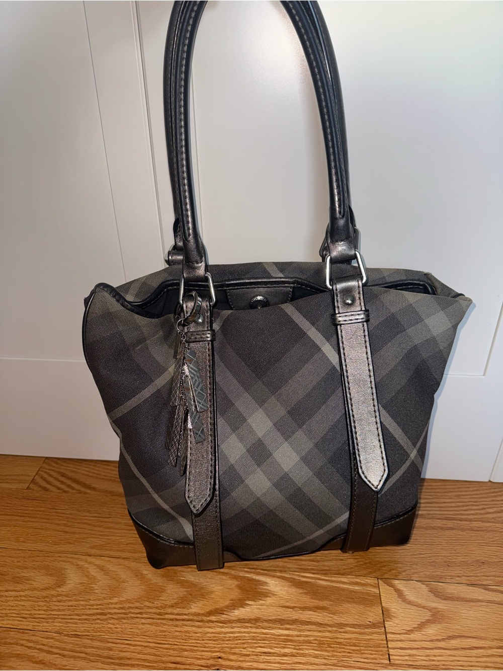 Vintage Burberry Nova Check Haymarket Tote Gray Bag Metallic Leather Trim - Picture 14 of 14